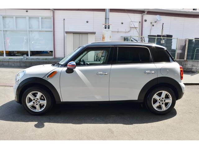 ＭＩＮＩ クーパー　クロスオーバー　管理ユーザー様買取車両　ＳｔｒａｄａＳＤナビ　フルセグＴＶ　バックカメラ　ＥＴＣ　ドラレコ　純正１６ＡＷ　フォグランプ　オートエアコン　禁煙車　取説　保証書　点検記録簿付き（8枚目）