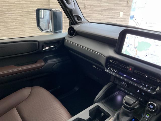 ランドクルーザー２５０ ＺＸファーストエディション　モデリスタフロントバンパーガード・リヤバンパーガーニッシュ・リヤスポイラー・シグネチャーイルミ・２０インチアルミ　ＪＡＯＳスキッドプレート　ＴＶ・パノラミックビューモニタ　サンルーフ　パワーバックドア（24枚目）