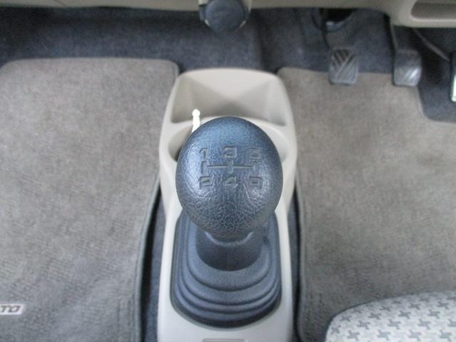 アルト Ｆ　５速マニュアルトランスミッション、電動格納ミラー、パワーウィンドウ、ハロゲン、純正ホイール、キーレス、エアバック、パワーステアリング（12枚目）