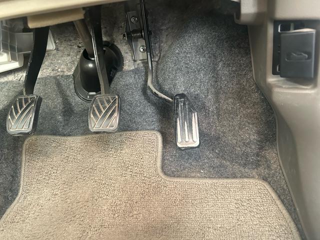 アルト Ｆ　５速マニュアルトランスミッション、電動格納ミラー、パワーウィンドウ、ハロゲン、純正ホイール、キーレス、エアバック、パワーステアリング（23枚目）