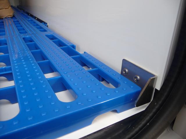 ハイゼットトラック 冷蔵冷凍車-5℃〜+20℃ 片側スライドドア仕様 積載量350kg車線逸脱抑制制御機能・衝突回避支援ブレーキ機能・スマートアシスト・スマートインナーミラー ・バックカメラ・バックドアアンバー&90度ストッパー☆オーバーヘッドシェルフ(17枚目)