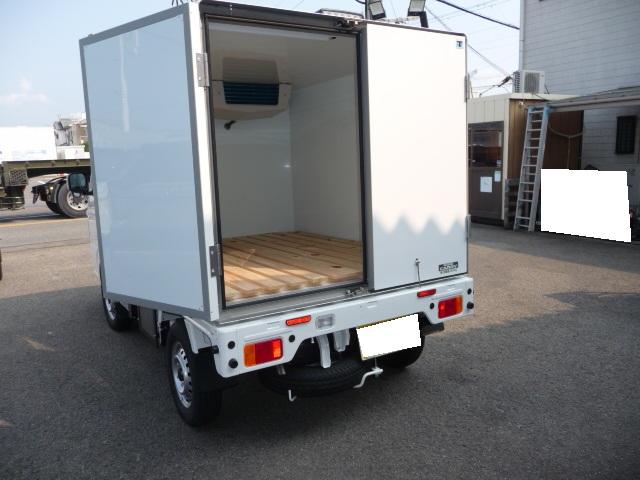 キャリイトラック 冷凍車－５〜＋２０設定　助手席側スライドドア仕様　冷凍車－５〜＋２０設定　冷凍車１ＷＡＹ　助手席側スライドドア仕様　積載量３５０ｋｇスズキセーフティサポート・デュアルカメラブレーキサポート・誤発進抑制機能・ブレーキ制御付後方誤発進抑制機能・スノコ木製（18枚目）