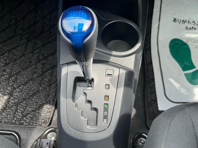 アクア Ｓ　後期・衝突軽減ブレーキ・ナビ・Ｂｌｕｅｔｏｏｔｈ・バックカメラ・フルセグ・オートハイビーム・ステアリングスイッチ・オートエアコン・ＣＤ・盗難防止装置・横滑り防止装置・ＡＢＳ・エアバック・ＡＭ・ＦＭ（28枚目）