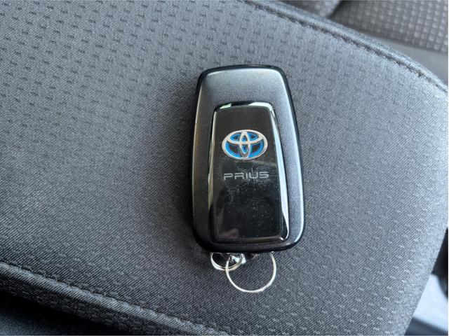 プリウス Ｓ　クリアランスソナー・衝突軽減ブレーキ・ナビ・Ｂｌｕｅｔｏｏｔｈ・バックカメラ・ステアリングスイッチ・クルーズコントロール・ＤＶＤ・ＣＤ・オートハイビーム・オートライト・ＥＴＣ・プッシュスタート（40枚目）