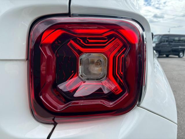 ジープ・レネゲード リミテッド　純正ナビ・Ｂｌｕｅｔｏｏｔｈ・ＥＴＣ・ステアリングヒーター・フルセグＴＶ・バックカメラ・ブラインドスポットモニター・アダブティブクルーズコントロール・パワーシート・シートヒーター・スマートキー（21枚目）