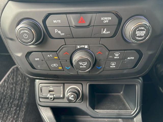 ジープ・レネゲード リミテッド　純正ナビ・Ｂｌｕｅｔｏｏｔｈ・ＥＴＣ・ステアリングヒーター・フルセグＴＶ・バックカメラ・ブラインドスポットモニター・アダブティブクルーズコントロール・パワーシート・シートヒーター・スマートキー（35枚目）
