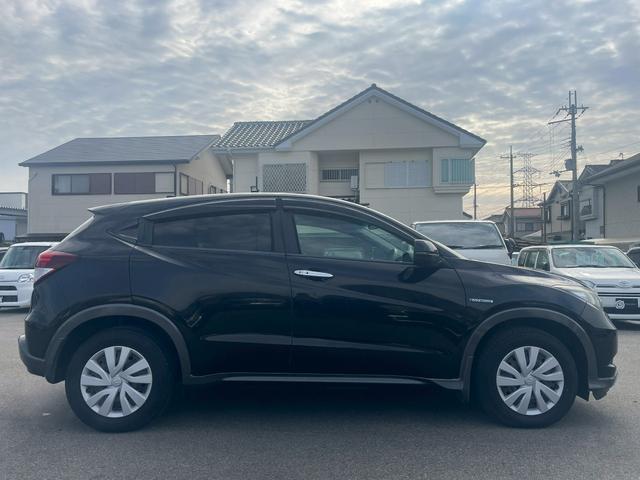 ヴェゼル ハイブリッド 純正ナビ・Bluetooth・パドルシフト・クルーズコントロール・ETC・TV・DVD・CD・ステアリングスイッチ・プッシュスタート・オートエアコン・横滑り防止・盗難防止装置・ABS・スマートキー(11枚目)