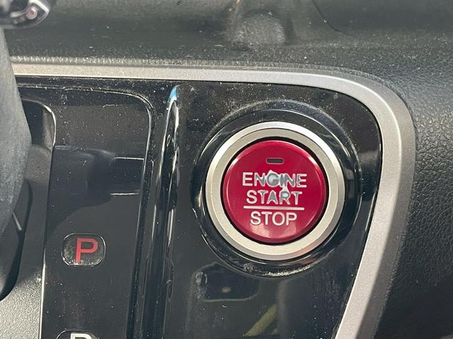 純正マルチ連動型のカラーバックモニター搭載。ギアをバックに入れると自動的に切り替わる優れものです。鮮明なカメラ画像にて車庫入れをサポートしてくれます。女性の方でも安心の車庫入れが可能となります！