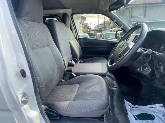 ハイエースバン ＤＸ　ＧＬパッケージ　ＬＥＤヘッドライト・衝突軽減ブレーキ・助手席エアバック・バックカメラ・ナビ・Ｂｌｕｅｔｏｏｔｈ・オートヘッドライト・トヨタセーフティセンス・ビルトインＥＴＣ・ＤＶＤ・ＣＤ・両側スライドドア（47枚目）