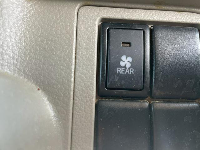 ☆リアシート☆足元スペースも広々としていてシートの座り心地も良く快適にくつろげます♪