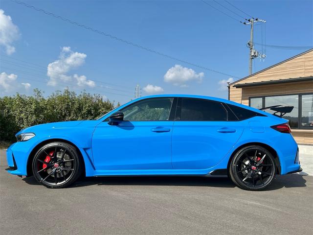 シビック タイプＲ　レーシングブラックパッケージ　タイプＲ　６速マニュアル　純正９インチコネクトナビ　フルセグＴＶ　ブルートゥース　　バックカメラ　ＥＴＣ２．０　ＬＥＤオートライト　ブラインドスポット　禁煙車　Ｐセンサー　ターボ（5枚目）