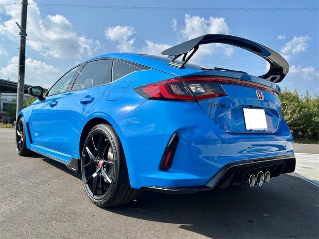 シビック タイプＲ　レーシングブラックパッケージ　タイプＲ　６速マニュアル　純正９インチコネクトナビ　フルセグＴＶ　ブルートゥース　　バックカメラ　ＥＴＣ２．０　ＬＥＤオートライト　ブラインドスポット　禁煙車　Ｐセンサー　ターボ（9枚目）