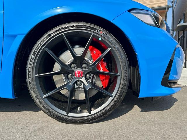 シビック タイプＲ　レーシングブラックパッケージ　タイプＲ　６速マニュアル　純正９インチコネクトナビ　フルセグＴＶ　ブルートゥース　　バックカメラ　ＥＴＣ２．０　ＬＥＤオートライト　ブラインドスポット　禁煙車　Ｐセンサー　ターボ（10枚目）