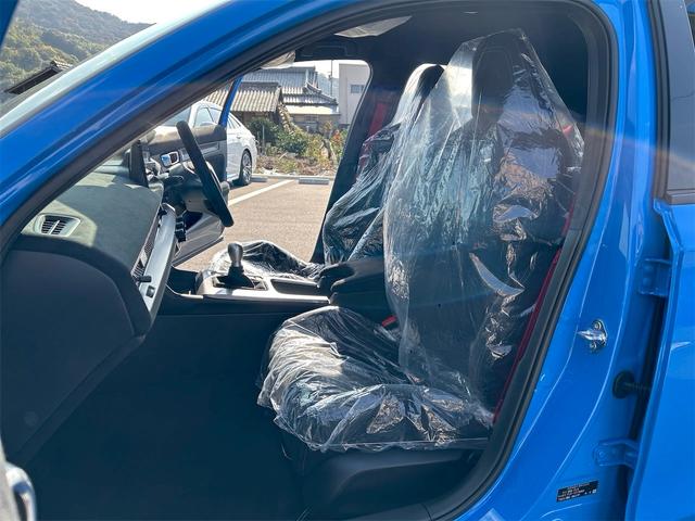 シビック タイプＲ　レーシングブラックパッケージ　タイプＲ　６速マニュアル　純正９インチコネクトナビ　フルセグＴＶ　ブルートゥース　　バックカメラ　ＥＴＣ２．０　ＬＥＤオートライト　ブラインドスポット　禁煙車　Ｐセンサー　ターボ（13枚目）