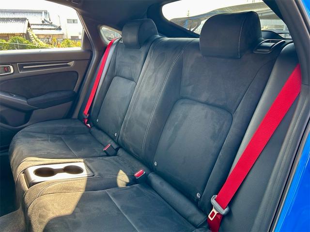 シビック タイプＲ　レーシングブラックパッケージ　タイプＲ　６速マニュアル　純正９インチコネクトナビ　フルセグＴＶ　ブルートゥース　　バックカメラ　ＥＴＣ２．０　ＬＥＤオートライト　ブラインドスポット　禁煙車　Ｐセンサー　ターボ（14枚目）