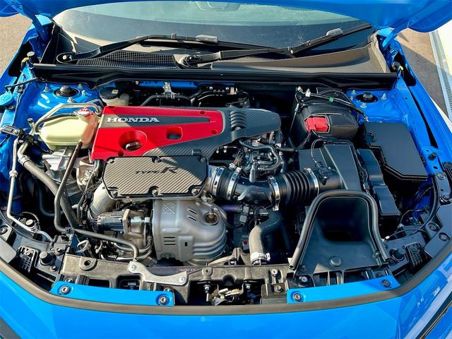 シビック タイプＲ　レーシングブラックパッケージ　タイプＲ　６速マニュアル　純正９インチコネクトナビ　フルセグＴＶ　ブルートゥース　　バックカメラ　ＥＴＣ２．０　ＬＥＤオートライト　ブラインドスポット　禁煙車　Ｐセンサー　ターボ（15枚目）