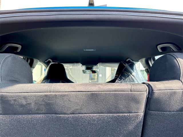 シビック タイプＲ　レーシングブラックパッケージ　タイプＲ　６速マニュアル　純正９インチコネクトナビ　フルセグＴＶ　ブルートゥース　　バックカメラ　ＥＴＣ２．０　ＬＥＤオートライト　ブラインドスポット　禁煙車　Ｐセンサー　ターボ（16枚目）