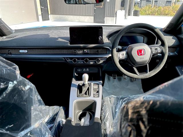 シビック タイプＲ　レーシングブラックパッケージ　タイプＲ　６速マニュアル　純正９インチコネクトナビ　フルセグＴＶ　ブルートゥース　　バックカメラ　ＥＴＣ２．０　ＬＥＤオートライト　ブラインドスポット　禁煙車　Ｐセンサー　ターボ（18枚目）