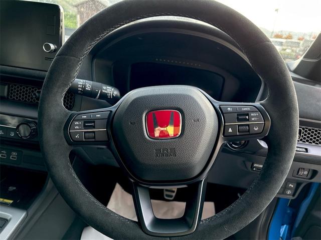 シビック タイプＲ　レーシングブラックパッケージ　タイプＲ　６速マニュアル　純正９インチコネクトナビ　フルセグＴＶ　ブルートゥース　　バックカメラ　ＥＴＣ２．０　ＬＥＤオートライト　ブラインドスポット　禁煙車　Ｐセンサー　ターボ（19枚目）