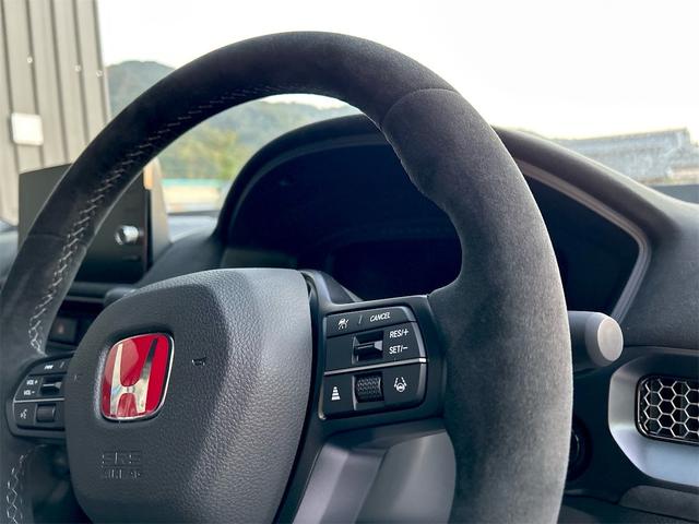 シビック タイプＲ　レーシングブラックパッケージ　タイプＲ　６速マニュアル　純正９インチコネクトナビ　フルセグＴＶ　ブルートゥース　　バックカメラ　ＥＴＣ２．０　ＬＥＤオートライト　ブラインドスポット　禁煙車　Ｐセンサー　ターボ（20枚目）