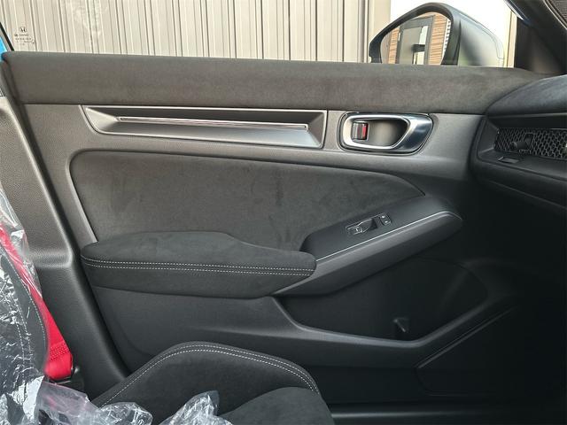 シビック タイプＲ　レーシングブラックパッケージ　タイプＲ　６速マニュアル　純正９インチコネクトナビ　フルセグＴＶ　ブルートゥース　　バックカメラ　ＥＴＣ２．０　ＬＥＤオートライト　ブラインドスポット　禁煙車　Ｐセンサー　ターボ（30枚目）