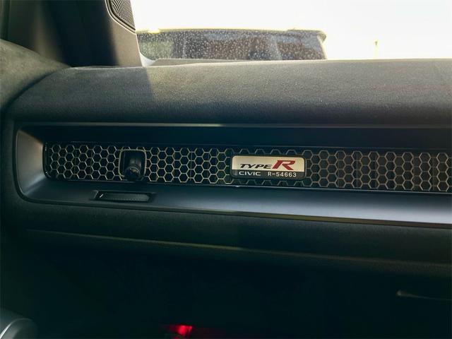 シビック タイプＲ　レーシングブラックパッケージ　タイプＲ　６速マニュアル　純正９インチコネクトナビ　フルセグＴＶ　ブルートゥース　　バックカメラ　ＥＴＣ２．０　ＬＥＤオートライト　ブラインドスポット　禁煙車　Ｐセンサー　ターボ（43枚目）