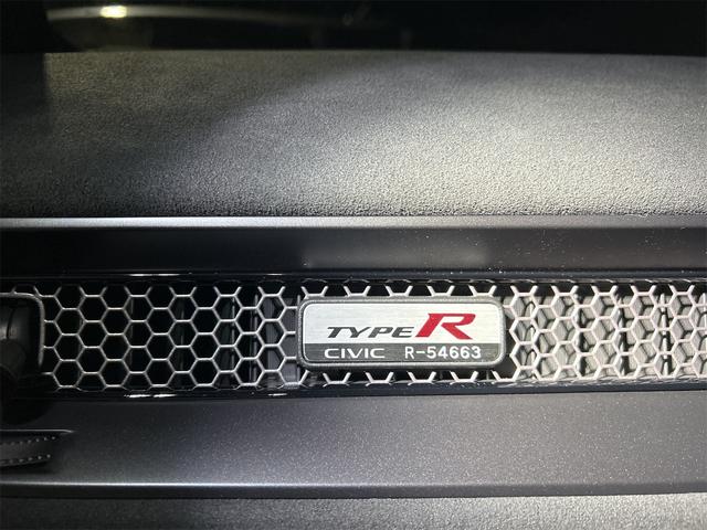 シビック タイプＲ　レーシングブラックパッケージ　タイプＲ　６速マニュアル　純正９インチコネクトナビ　フルセグＴＶ　ブルートゥース　　バックカメラ　ＥＴＣ２．０　ＬＥＤオートライト　ブラインドスポット　禁煙車　Ｐセンサー　ターボ（44枚目）