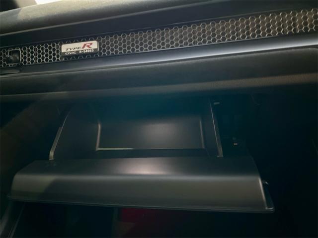 シビック タイプＲ　レーシングブラックパッケージ　タイプＲ　６速マニュアル　純正９インチコネクトナビ　フルセグＴＶ　ブルートゥース　　バックカメラ　ＥＴＣ２．０　ＬＥＤオートライト　ブラインドスポット　禁煙車　Ｐセンサー　ターボ（46枚目）