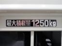 ロングジャストロー　☆普通免許☆積載量１２５０ｋｇ／荷台長３１０ｃｍ／地上高７０ｃｍ／平床３方開／木製デッキ／リヤＷタイヤ／ガソリン車／５速ＭＴ／２ＷＤ／衝突被害軽減ブレーキ／バックカメラ（19枚目）