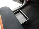 助手席足元に収納もあります。