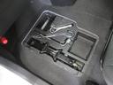 助手席の足元に車載工具が付いています。
