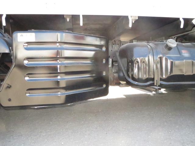 エルフトラック 　４ＷＤ全低床１．５ｔ１０尺平ボディ　３，０００ｃｃディ－ゼルターボ　集中ロック　ＨＳＡ　ＥＴＣ　スタッドレスタイヤ　リースアップ車（12枚目）