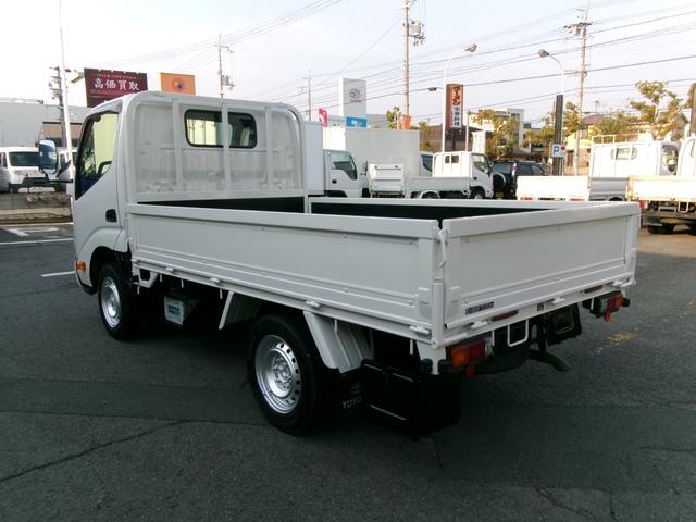 トヨエース 　１．２ｔ９尺低床平ボディ　ＡＴ車　３，０００ｃｃディーゼルターボ　エアコン　パワステ　パワーウィンドウ　エアーバック　集中ロック　ＥＴＣ　社外ナビ　スタッドレスタイヤ　外装仕上げ済み　リースアップ車（3枚目）