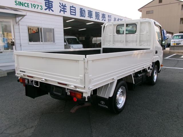 トヨエース 　１．２ｔ９尺低床平ボディ　ＡＴ車　３，０００ｃｃディーゼルターボ　エアコン　パワステ　パワーウィンドウ　エアーバック　集中ロック　ＥＴＣ　社外ナビ　スタッドレスタイヤ　外装仕上げ済み　リースアップ車（4枚目）