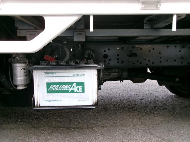 トヨエース 　１．２ｔ９尺低床平ボディ　ＡＴ車　３，０００ｃｃディーゼルターボ　エアコン　パワステ　パワーウィンドウ　エアーバック　集中ロック　ＥＴＣ　社外ナビ　スタッドレスタイヤ　外装仕上げ済み　リースアップ車（7枚目）
