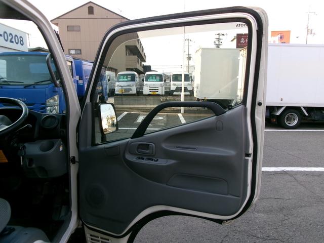 トヨエース 　１．２ｔ９尺低床平ボディ　ＡＴ車　３，０００ｃｃディーゼルターボ　エアコン　パワステ　パワーウィンドウ　エアーバック　集中ロック　ＥＴＣ　社外ナビ　スタッドレスタイヤ　外装仕上げ済み　リースアップ車（11枚目）