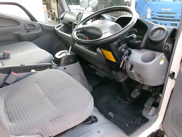 トヨエース 　１．２ｔ９尺低床平ボディ　ＡＴ車　３，０００ｃｃディーゼルターボ　エアコン　パワステ　パワーウィンドウ　エアーバック　集中ロック　ＥＴＣ　社外ナビ　スタッドレスタイヤ　外装仕上げ済み　リースアップ車（12枚目）