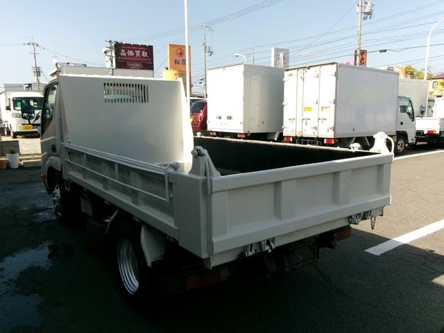 デュトロ 　３ｔ４ナンンバー全低床ダンプ　５Ｆ　電格ミラー　集中ロック　４，０００ｃｃディーゼルターボ　エアコン　パワステ　パワーウィンドウ　エアーバック　ＥＳ　ＥＴＣ　外装仕上げ済み　旧レンタカー（3枚目）