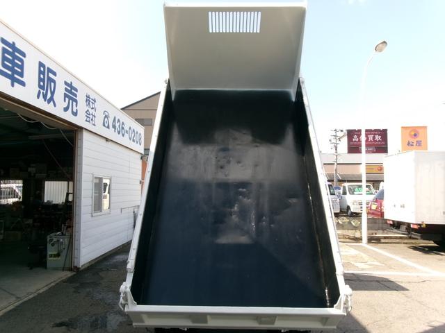 デュトロ 　３ｔ４ナンンバー全低床ダンプ　５Ｆ　電格ミラー　集中ロック　４，０００ｃｃディーゼルターボ　エアコン　パワステ　パワーウィンドウ　エアーバック　ＥＳ　ＥＴＣ　外装仕上げ済み　旧レンタカー（6枚目）