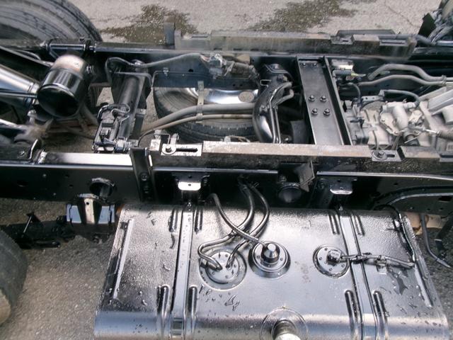 デュトロ 　３ｔ４ナンンバー全低床ダンプ　５Ｆ　電格ミラー　集中ロック　４，０００ｃｃディーゼルターボ　エアコン　パワステ　パワーウィンドウ　エアーバック　ＥＳ　ＥＴＣ　外装仕上げ済み　旧レンタカー（7枚目）