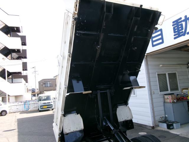 デュトロ 　３ｔ４ナンンバー全低床ダンプ　５Ｆ　電格ミラー　集中ロック　４，０００ｃｃディーゼルターボ　エアコン　パワステ　パワーウィンドウ　エアーバック　ＥＳ　ＥＴＣ　外装仕上げ済み　旧レンタカー（13枚目）