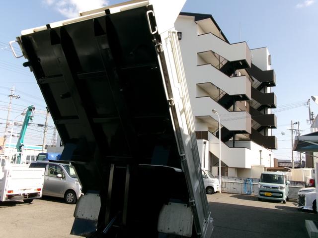 デュトロ 　３ｔ４ナンンバー全低床ダンプ　５Ｆ　電格ミラー　集中ロック　４，０００ｃｃディーゼルターボ　エアコン　パワステ　パワーウィンドウ　エアーバック　ＥＳ　ＥＴＣ　外装仕上げ済み　旧レンタカー（20枚目）