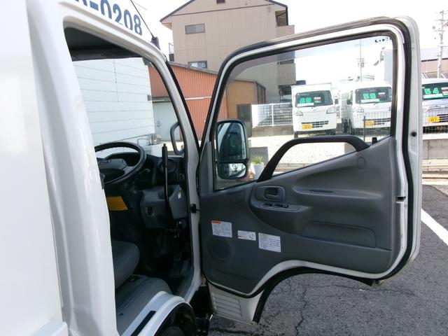 デュトロ 　３ｔ４ナンンバー全低床ダンプ　５Ｆ　電格ミラー　集中ロック　４，０００ｃｃディーゼルターボ　エアコン　パワステ　パワーウィンドウ　エアーバック　ＥＳ　ＥＴＣ　外装仕上げ済み　旧レンタカー（24枚目）