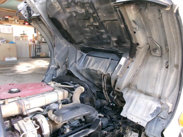 デュトロ 　３ｔ４ナンンバー全低床ダンプ　５Ｆ　電格ミラー　集中ロック　４，０００ｃｃディーゼルターボ　エアコン　パワステ　パワーウィンドウ　エアーバック　ＥＳ　ＥＴＣ　外装仕上げ済み　旧レンタカー（34枚目）