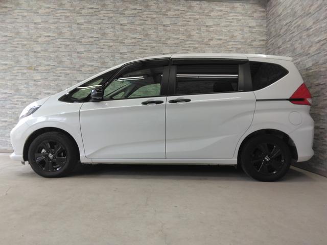 フリード Ｇブラックスタイル　弊社下取車　２年保証　９インチナビＴＶ　リア席モニター　両側パワースライドドア　ＥＴＣ　シートヒーター（6枚目）