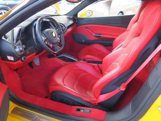 ４８８スパイダー ベースグレード　正規ディーラー車　左ハンドル　ツートンエクステリア　フロントリフトシステム　ＬＥＤカーボンステアリング　２０インチマッドグリジオコルサ　リアパーキングカメラ　　スペアキー、取説、保証書、充電器（18枚目）