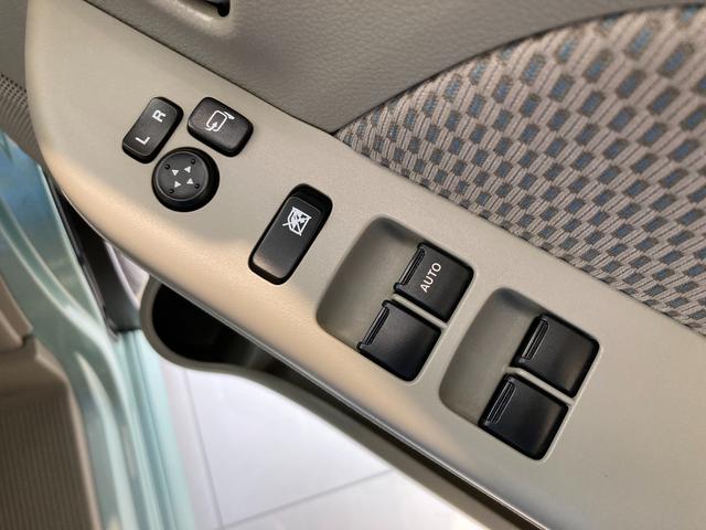 運転席ドアです。全席のパワーウィンドウを操作するスイッチがついてます。サイドミラーもボタン一つで開閉可能です。