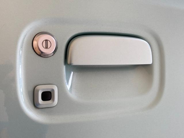 リクエストスイッチは、キーがポケットはバックに入ったままでの鍵の開閉を可能にします。