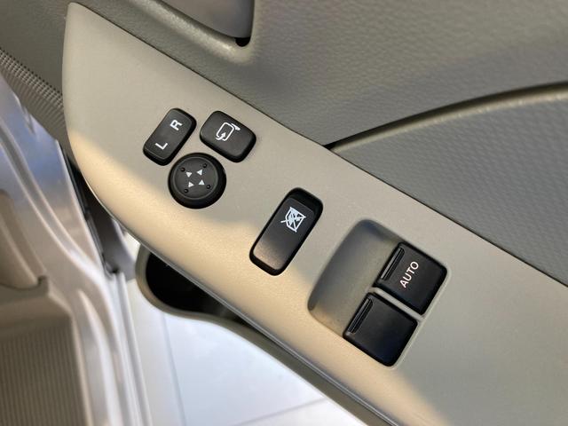 運転席ドアです。前席のパワーウィンドウを操作するスイッチがついてます。サイドミラーもボタン一つで開閉可能です。