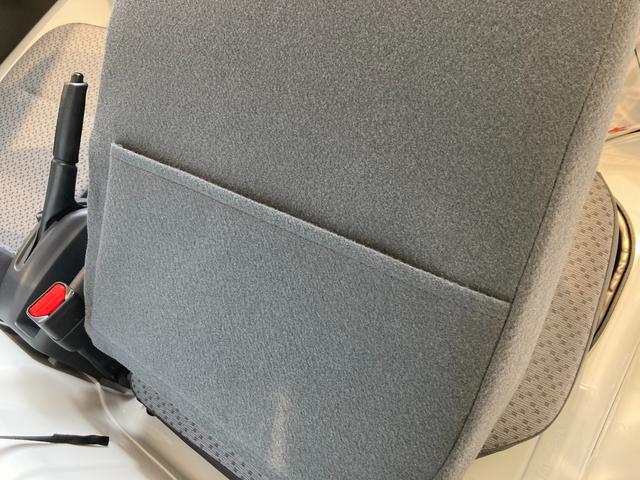 キャリイトラック ＫＣエアコン・パワステ　７型　　衝突軽減ブレーキ　キーレス　デュアルカメラブレーキサポート（衝突被害軽減ブレーキ）　キーレスエントリー　パワーウィンドウ　エアコン　パワーステアリング　スピーカー一体型純正ラジオ　アクセサリーソケット（21枚目）